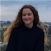 Profesora de apoyo imparte clases a estudiantes de secundaria